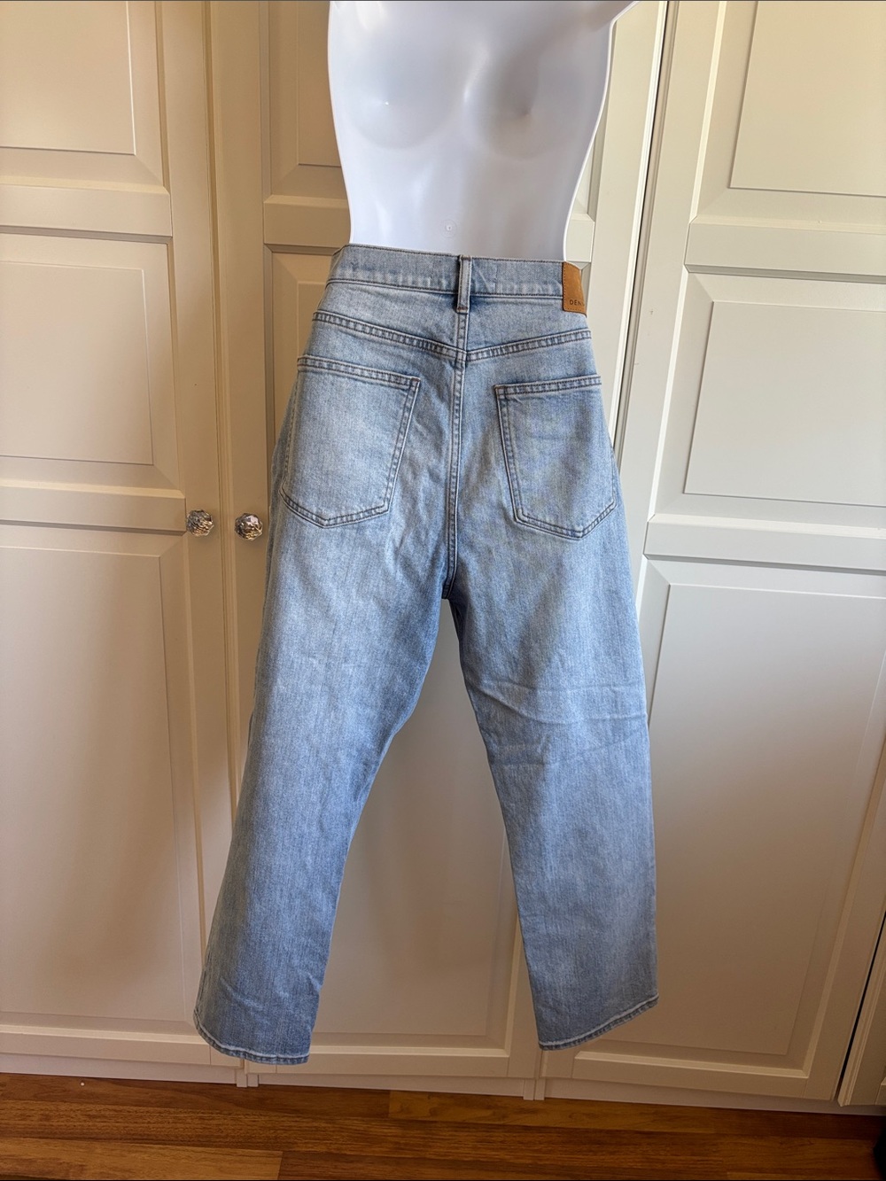 Denim Forum The Arlo Hi-Rise Straight
Jean Light Wash Size 31 25"L - Picture 6 of 13